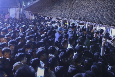 Hàng nghìn người xếp hàng chờ xin ấn đền Trần