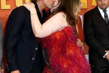 Brad Pitt bất ngờ nhận được nụ hôn vội của nữ đồng nghiệp