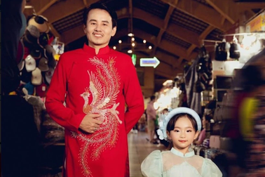 Diễn viên Hồ Quang Mẫn trình diễn thời trang cùng con gái