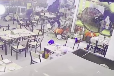 Video nhóm người táo tợn đập phá quán nhậu ở TPHCM