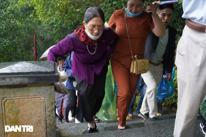 Hàng nghìn du khách đội mưa đi lễ đền Hùng dù chưa tới ngày khai hội - 6 Hàng nghìn du khách đội mưa đi lễ đền Hùng dù chưa tới ngày khai hội - 6