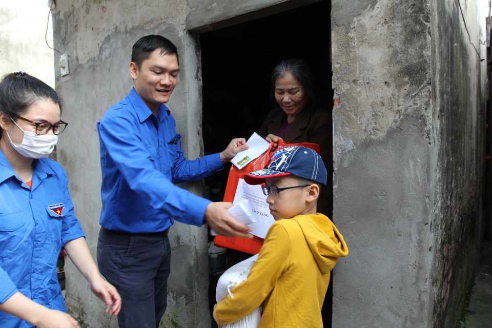 Lan tỏa yêu thương tới người dân xóm ngụ cư nơi chân cầu Long Biên - 1