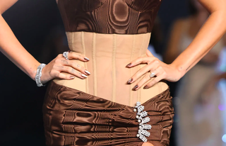 Váy corset khó thở của Hailey Bieber: Khi cơ thể là ngôn ngữ thời trang - 3