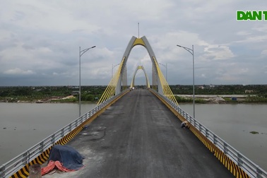 Cầu Quang Thanh là cầu dây văng, có trụ đỡ hình "hạt gạo"