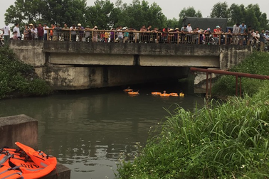 Giận bố mẹ, nữ sinh lớp 8 dựng hiện trường giả nhảy sông tự tử