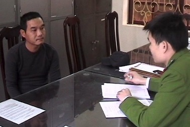 Lợi dụng ùn tắc của khẩu, lái xe tải bị cò xe lừa tiền