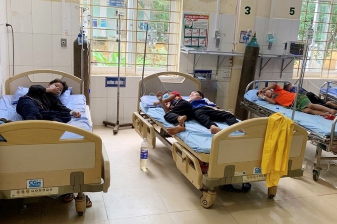 Trẻ em bị ngộ độc được điều trị tại Bệnh viện đa khoa huyện Văn Bàn. Ảnh: BLĐ.