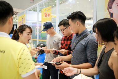 Người Hà Nội hào hứng “săn” ô tô giá rẻ qua… điện thoại