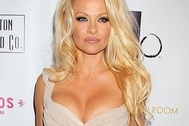 “Quả bom sex” Pamela Anderson 48 tuổi vẫn chụp hình khêu gợi