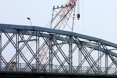 Đưa cặp cẩu nổi 650 tấn vào vị trí, đánh chìm nhịp cầu Ghềnh trước khi trục vớt