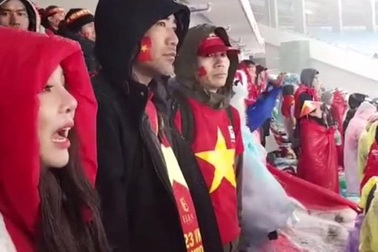 Chuyện cảm động của cổ động viên Việt bên lề sân cỏ Thường Châu