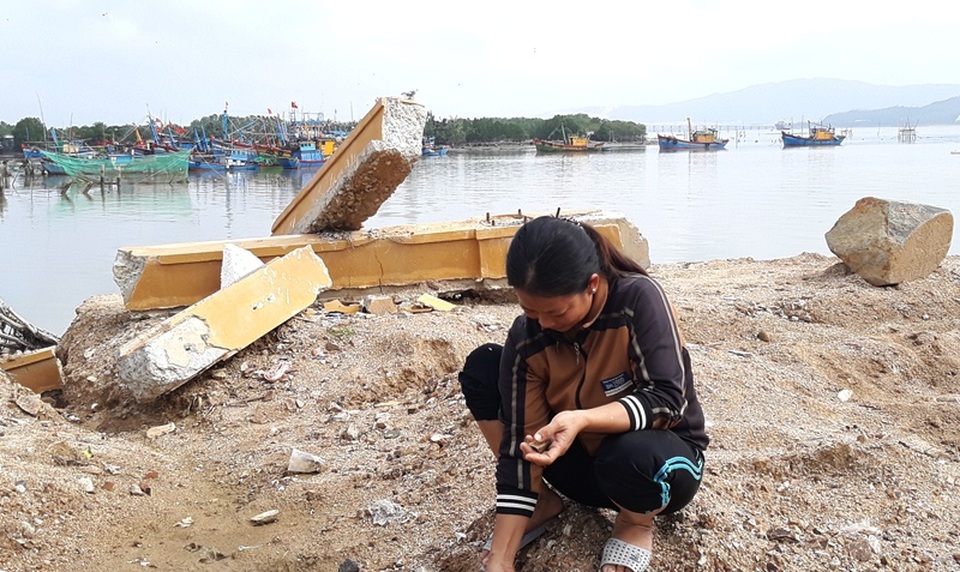 Vụ kè 12 tỷ chưa bàn giao đã nát: Không có chuyện lấy ngân sách để khắc phục! - 2 Vụ kè 12 tỷ chưa bàn giao đã nát: Không có chuyện lấy ngân sách để khắc phục! - 2