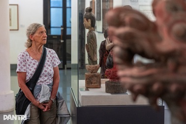 Khách Tây chăm chú ngắm tranh sơn mài, tượng phật bà tại Bảo tàng Mỹ thuật