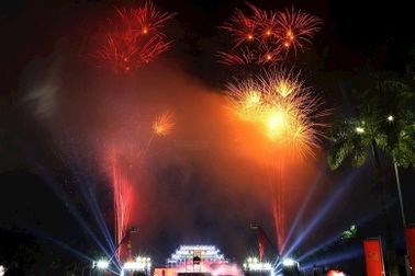 Tổ chức bắn pháo hoa chào mừng thành lập thành phố Đà Nẵng mới