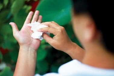 Bàn tay ướt sũng mồ hôi do đâu?