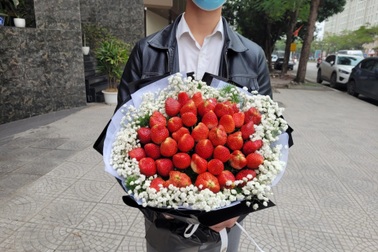 Độc, lạ "hoa ăn được" tiền triệu hút khách ở Hà Nội dịp 8/3