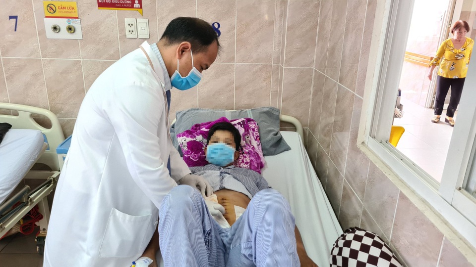 Máu phun thành tia ngập ổ bụng, người đàn ông suýt mất mạng - 1