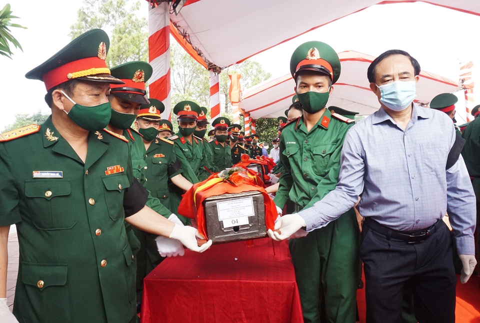 Trọng thể Lễ an táng 95 liệt sĩ quân tình nguyện và chuyên gia Việt Nam - 7 Trọng thể Lễ an táng 95 liệt sĩ quân tình nguyện và chuyên gia Việt Nam - 7