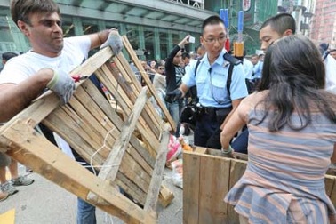 Người biểu tình Hồng Kông vây tư gia lãnh đạo Lương Chấn Anh