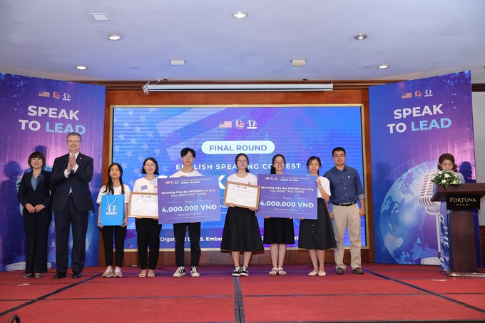 Cuộc thi hùng biện Tiếng Anh Speak to Lead 2020: Đội THPT chuyên Thoại Ngọc Hầu xuất sắc giành ngôi quán quân - Ảnh 4. Cuộc thi hùng biện Tiếng Anh Speak to Lead 2020: Đội THPT chuyên Thoại Ngọc Hầu xuất sắc giành ngôi quán quân - Ảnh 4.