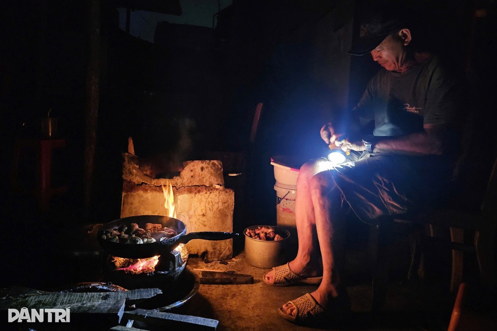 Những cuộc gọi dang dở trong lũ dữ và hành trình đưa điện trở lại - 2 Những cuộc gọi dang dở trong lũ dữ và hành trình đưa điện trở lại - 2