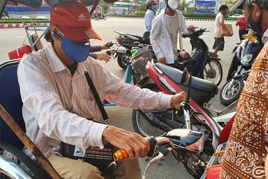 Đà Nẵng: Trao 2.100 suất quà tới người bán vé số dạo mất việc do Covid-19