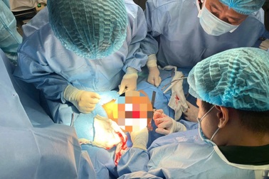 Cứu người mất hơn 3 lít máu sau lặn biển trong phòng mổ dã chiến ngoài đảo