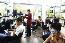 Nới lỏng dịch vụ thiết yếu ở Hà Nội, nhiều nghề vào "guồng" hết công suất