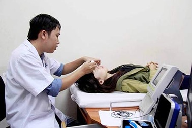 Dùng thuốc nhỏ mắt không hề dễ