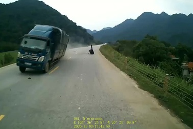 Đang di chuyển, xe tải bất ngờ bị gãy trục khiến bánh sau văng ra ngoài