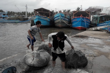Tàu ra Phú Quốc ngưng chạy vì mưa giông