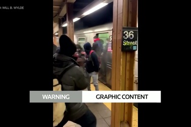 Ném lựu đạn khói, xả súng trong ga tàu điện ngầm New York