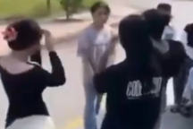 Nhóm nữ sinh đánh bạn trước sự cổ vũ của người xung quanh