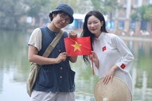 9X từ Đức về Việt Nam làm dự án "50 lá cờ - 50 năm hòa bình"