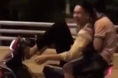 Thiếu niên 14 tuổi dùng chân lái xe máy trên đường