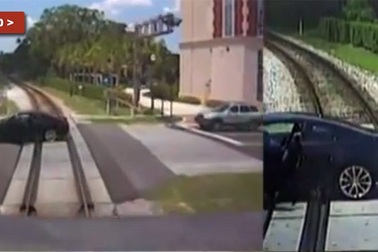 Thoát chết trong gang tấc trước mũi tàu hỏa