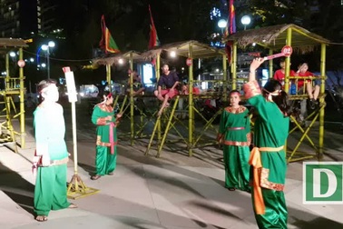 Nha Trang: Du khách đổ ra đường khám phá nghệ thuật dân gian