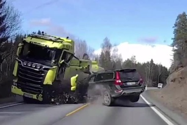 Đâm đấu đầu xe tải, tài xế sống sót thần kỳ