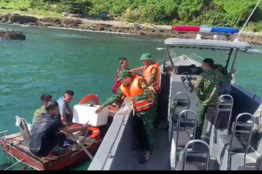 Cứu sống 3 ngư dân có tàu bị va đá ngầm