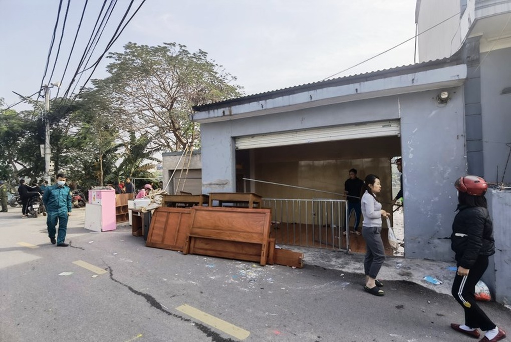 Sạt lở sông Nhuệ, nhiều nhà dân có nguy cơ bị cuốn trôi - 3 Sạt lở sông Nhuệ, nhiều nhà dân có nguy cơ bị cuốn trôi - 3