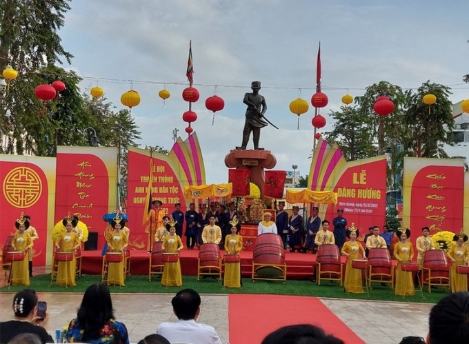 Biểu diễn trống khai mạc Lễ hội Anh hùng dân tộc Nguyễn Trung Trực. (Ảnh: Trương Anh Sáng).

