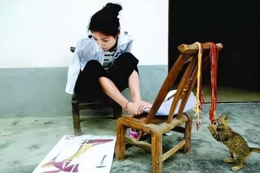 Cô gái không tay từng phải đi ăn xin, nay thành CEO năm 24 tuổi