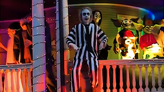 Rùng rợn ngôi nhà cổ phủ kín bộ xương đón Halloween ở Mỹ