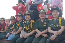 Khoảnh khắc cựu chiến binh chờ xem diễu binh gây xúc động