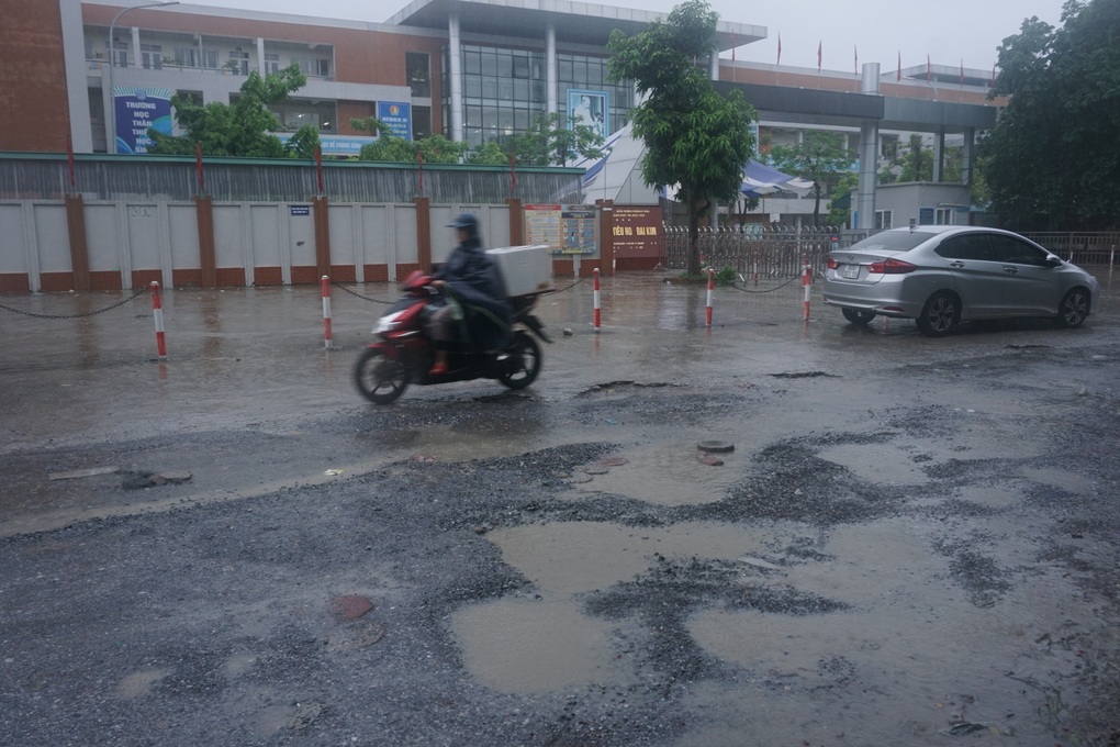 Người dân kêu trời vì con đường đau khổ, toàn ổ voi, ổ gà - 4 Người dân kêu trời vì con đường đau khổ, toàn ổ voi, ổ gà - 4