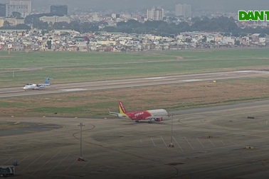 Những người gác "cổng trời" Tân Sơn Nhất xuyên Tết Ất Tỵ