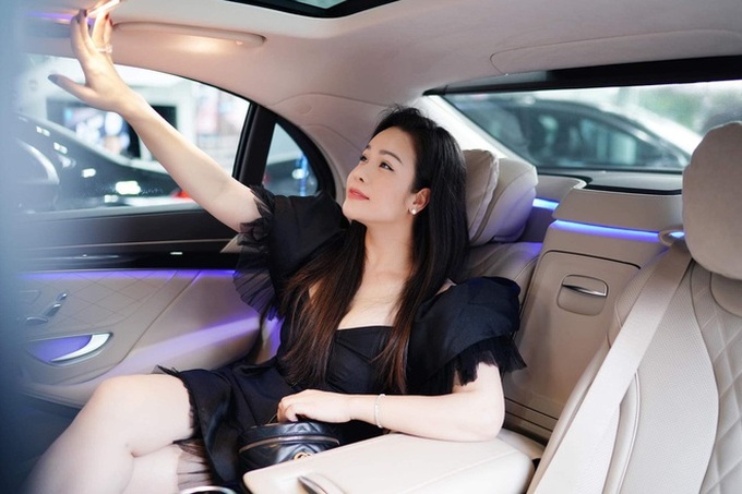 Hết TiTi đến Nhật Kim Anh tậu thêm xế hộp tiển tỷ: Tậu liên tiếp 3 xe chỉ trong 8 tháng, độ giàu có không phải dạng vừa! - Ảnh 5. Hết TiTi đến Nhật Kim Anh tậu thêm xế hộp tiển tỷ: Tậu liên tiếp 3 xe chỉ trong 8 tháng, độ giàu có không phải dạng vừa! - Ảnh 5.