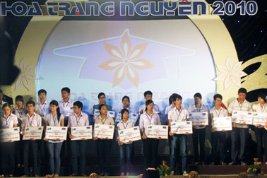 Gần 900 HS SV miền Bắc và miền Trung nhận giải Hoa trạng nguyên