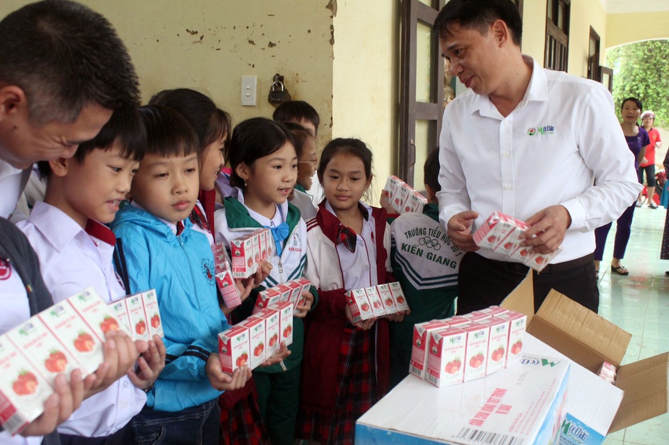 Mộc Châu Milk chung tay ủng hộ đồng bào miền Trung bị lũ lụt - 2 Mộc Châu Milk chung tay ủng hộ đồng bào miền Trung bị lũ lụt - 2