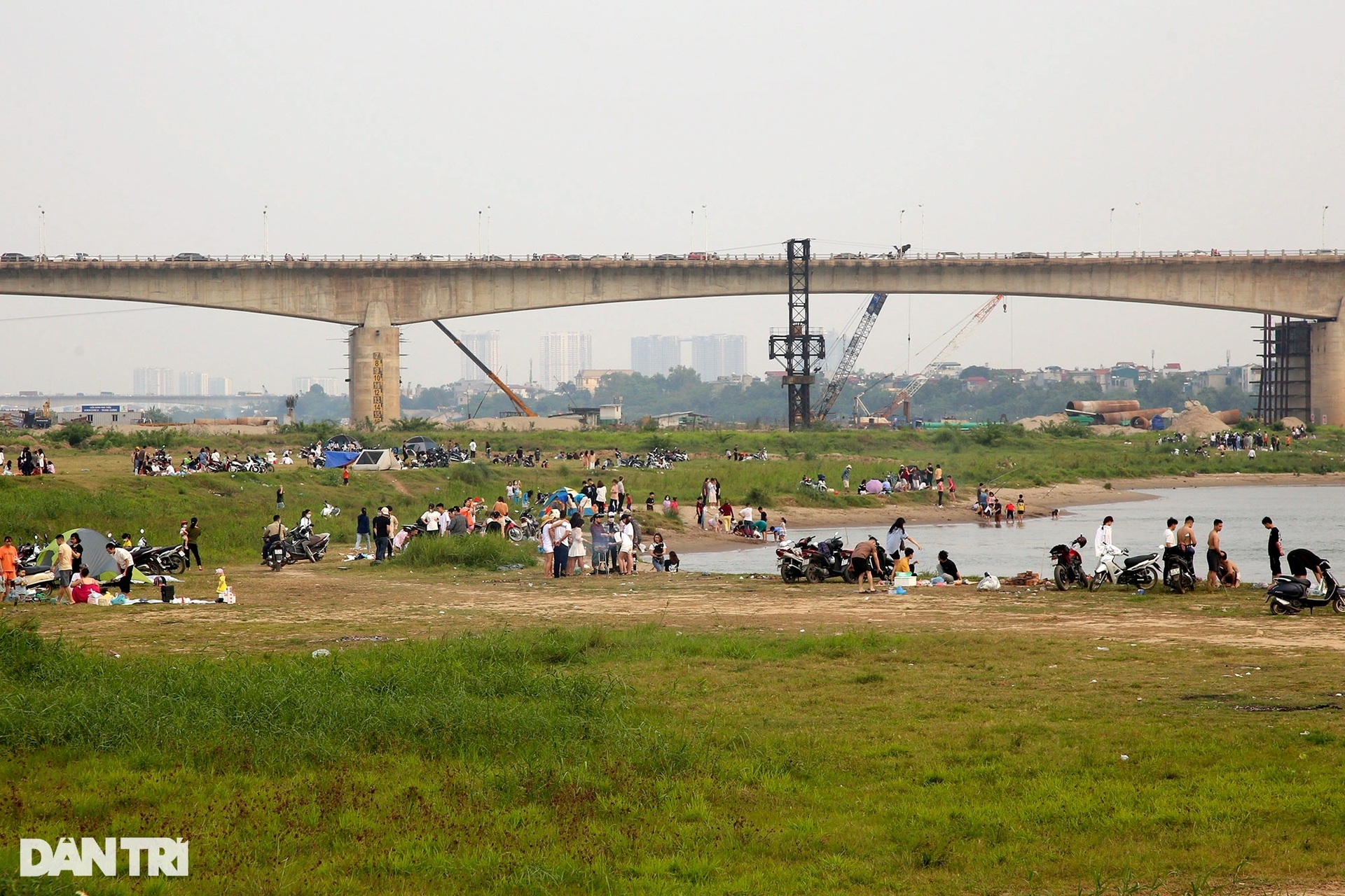 Đông nghịt người cắm trại, nghỉ ngơi ven sông Hồng dịp lễ 10/3 - 9